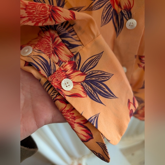 Equipment Quinne in Cantaloupe Floral Silk Oversized Button Down Shirt SZ Small - Picture 4 of 9